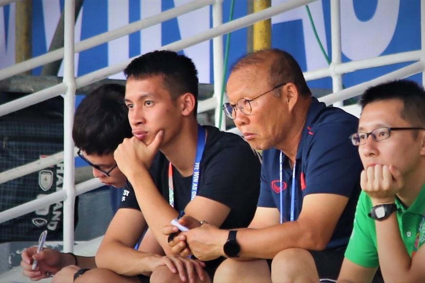 HLV Park cung tro ly den xem tran Thai Lan - Indonesia hinh anh