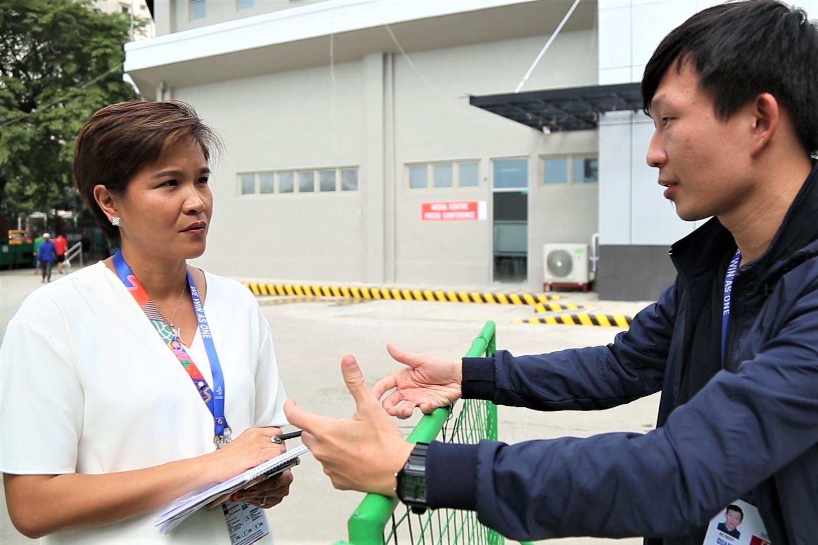 Nha bao Philippines dong vien dong nghiep tai SEA Games hinh anh