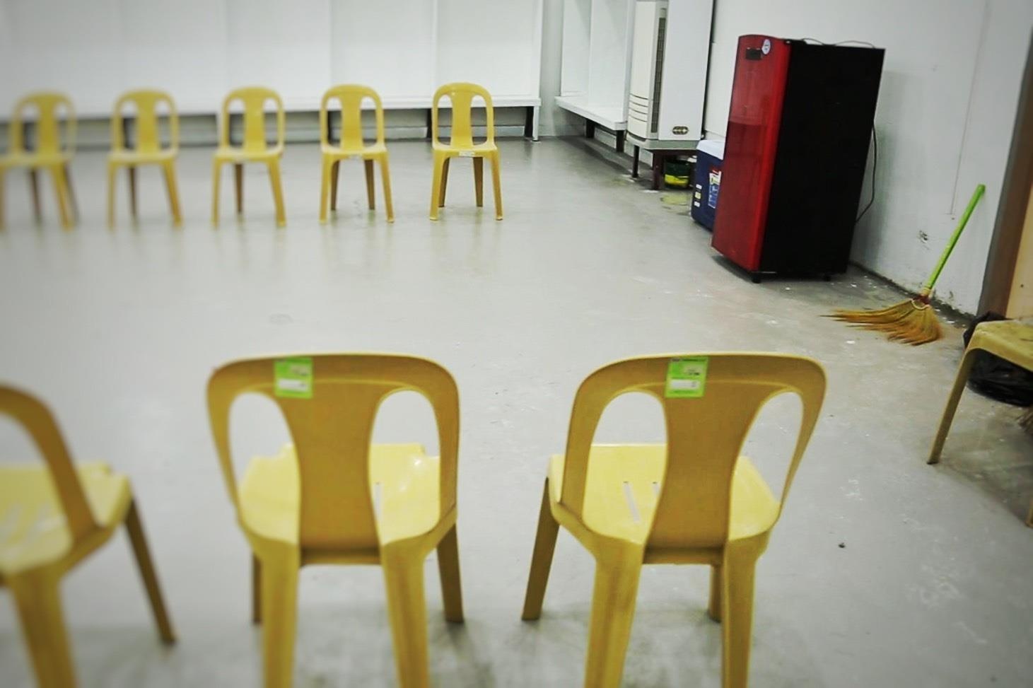 Phong thay do SVD Rizal day rac, ghe ngoi so sai hinh anh