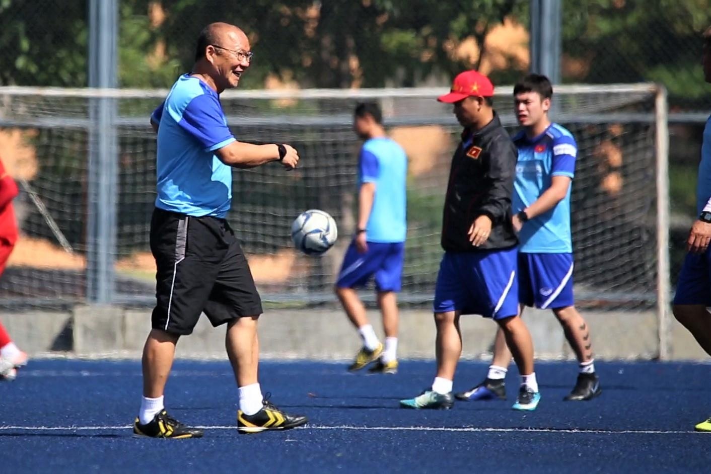 U22 Viet Nam tap luyen o mat san mau xanh nuoc bien hinh anh