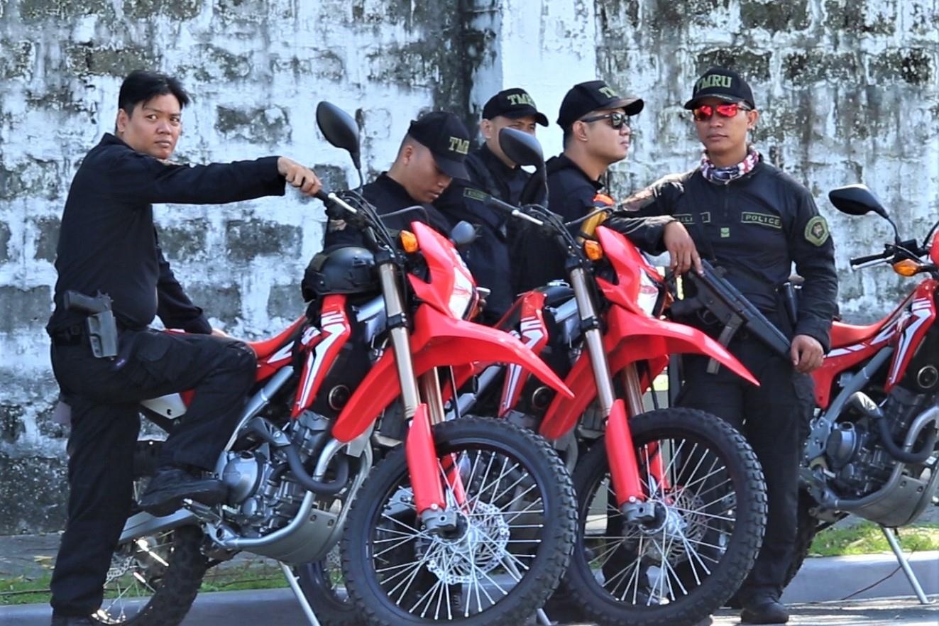 Canh sat Philippines bao ve buoi tap cua U22 Viet Nam hinh anh