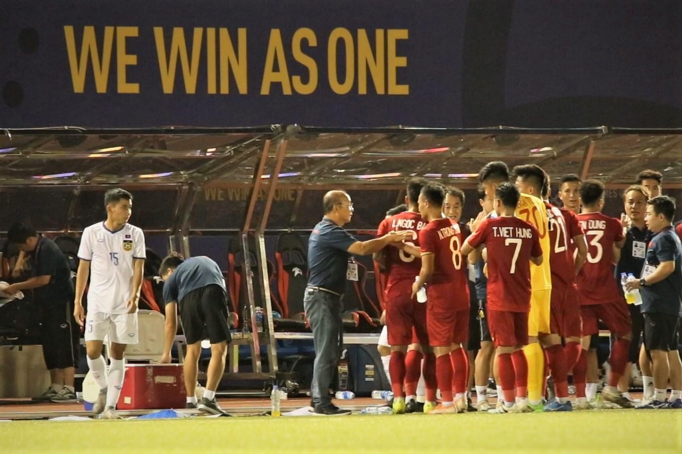 HLV Park an mung voi cac hoc tro sau chien thang 6-1 truoc Lao hinh anh