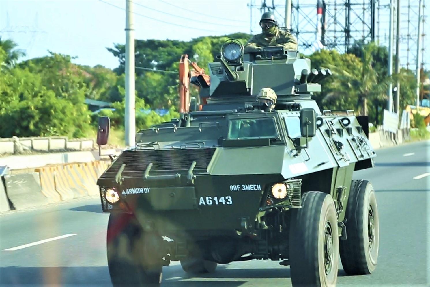 Xe boc thep xuat hien o duong pho Manila trong le khai mac SEA Games hinh anh