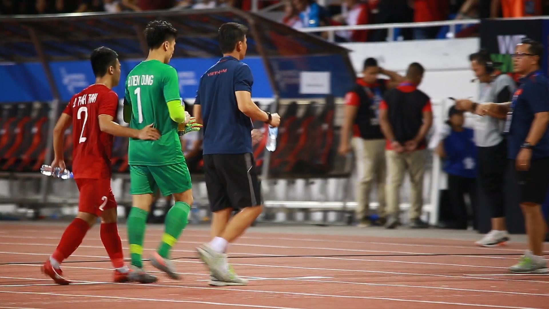 Bui Tien Dung nhan duoc su dong vien cua dong doi hinh anh