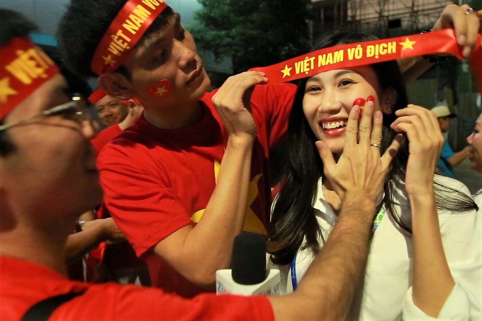 Khong khi soi dong tu CDV Viet Nam truoc tran gap U22 Indonesia hinh anh