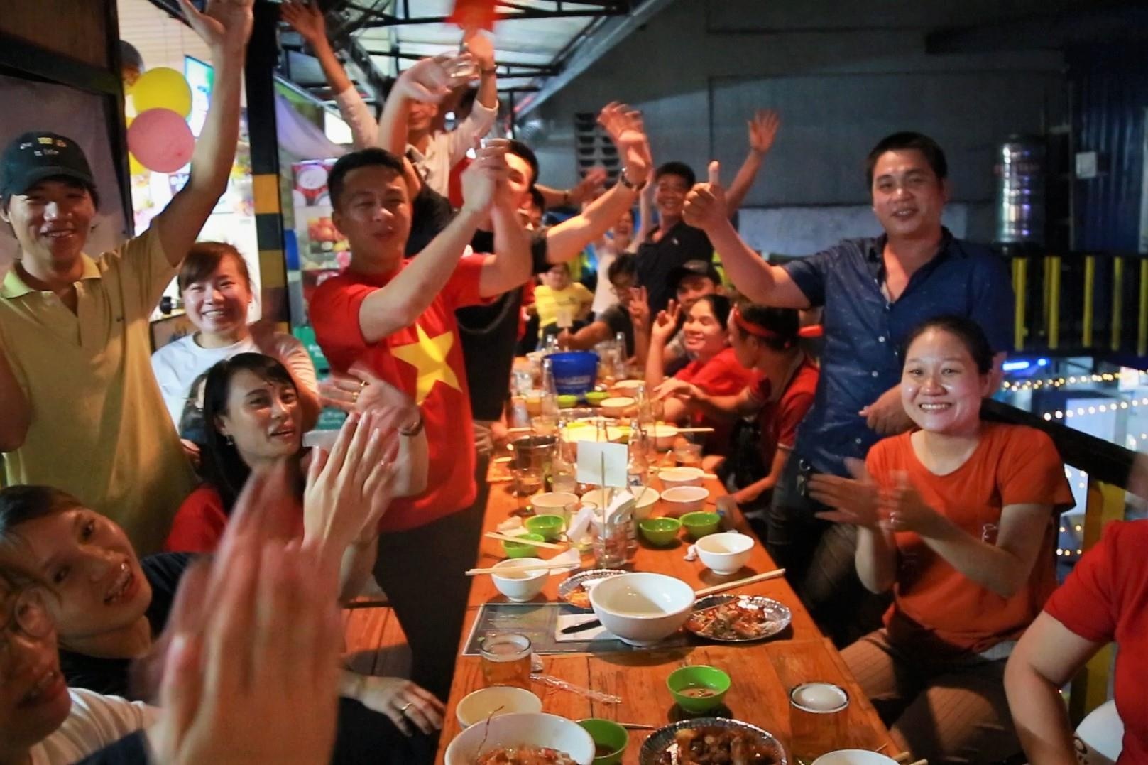 Nguoi Viet o Manila tu hop xuyen dem mung U22 thang tran hinh anh