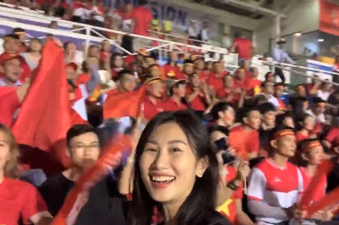 Khong khi nao nhiet tren khan dai tran U22 Viet Nam hinh anh