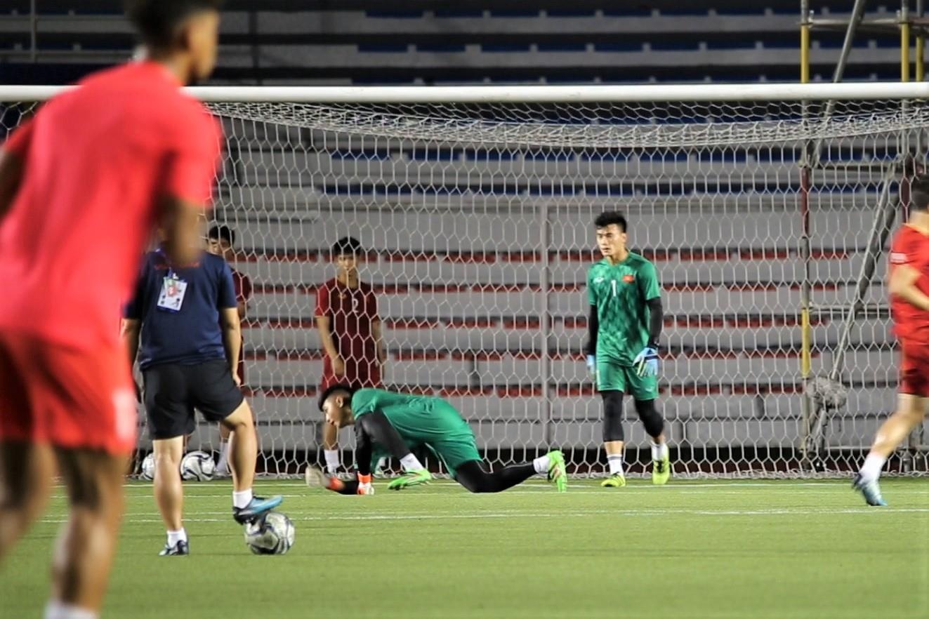 Bui Tien Dung vat va day bong truoc tran gap U22 Singapore hinh anh