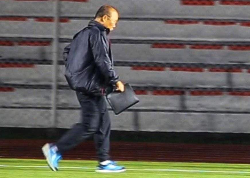 HLV Park kiem tra san thi dau khi Manila co mua nang hat hinh anh