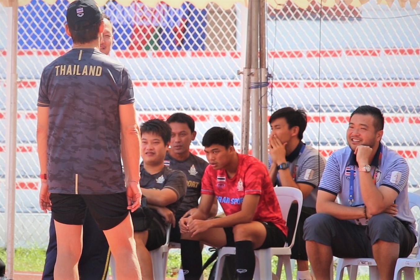 U22 Thai Lan vao san trong luc 6 cau thu U22 Viet Nam dang tap hinh anh