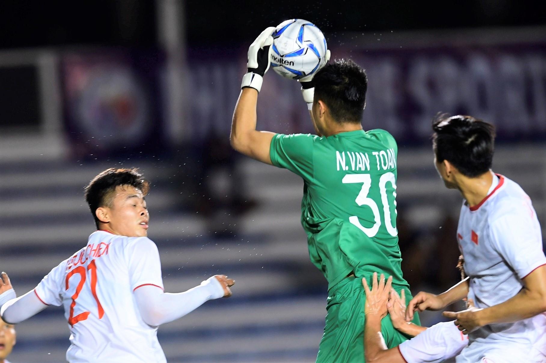 Cac pha bong cua thu mon Van Toan trong tran thang U22 Singapore hinh anh