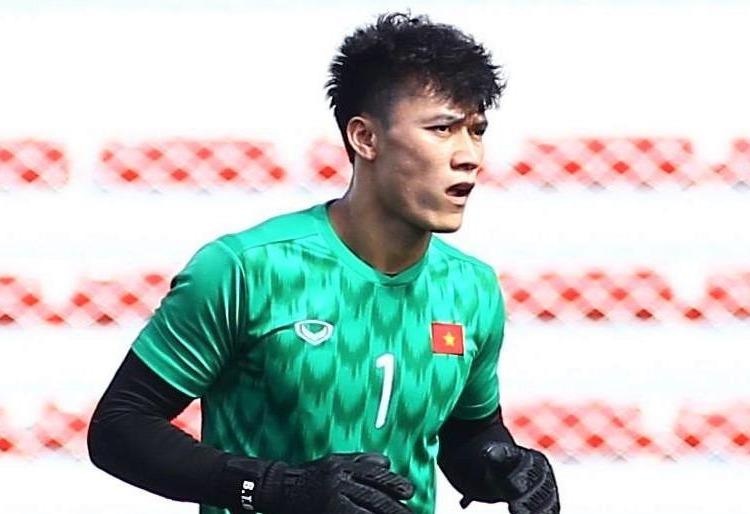 Bui Tien Dung tap cung nhom cau thu khong da tran Singapore hinh anh