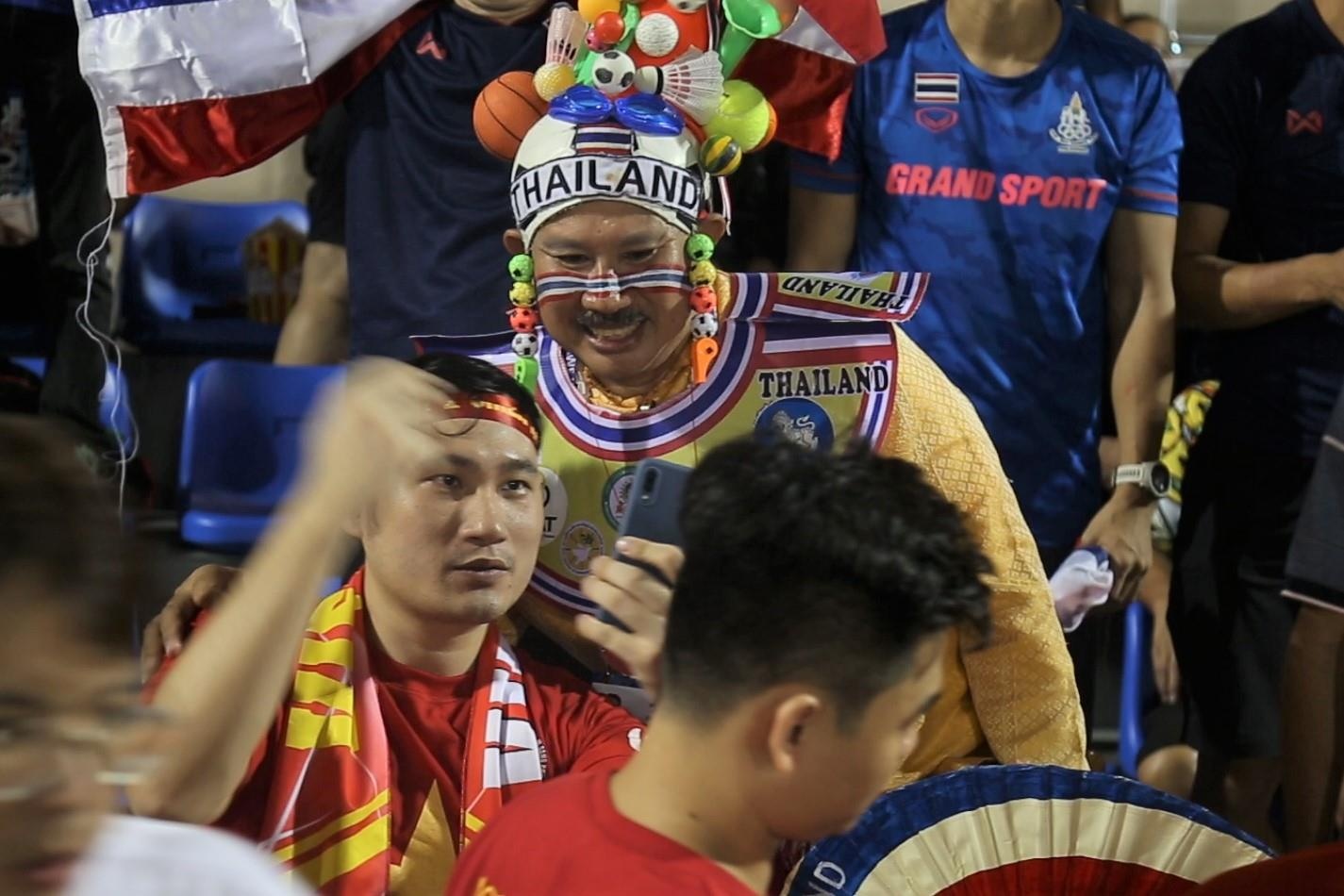 CDV Viet Nam va Thai Lan bat tay nhau sau tran hinh anh