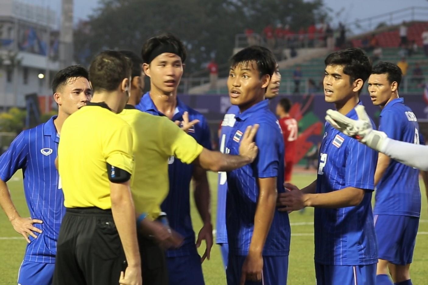 U22 Thai Lan phan ung trong tai vi U22 Viet Nam duoc da lai 11 m hinh anh