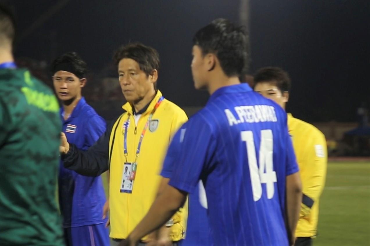 HLV Nishino va cac hoc tro cam on CDV sau khi bi loai hinh anh