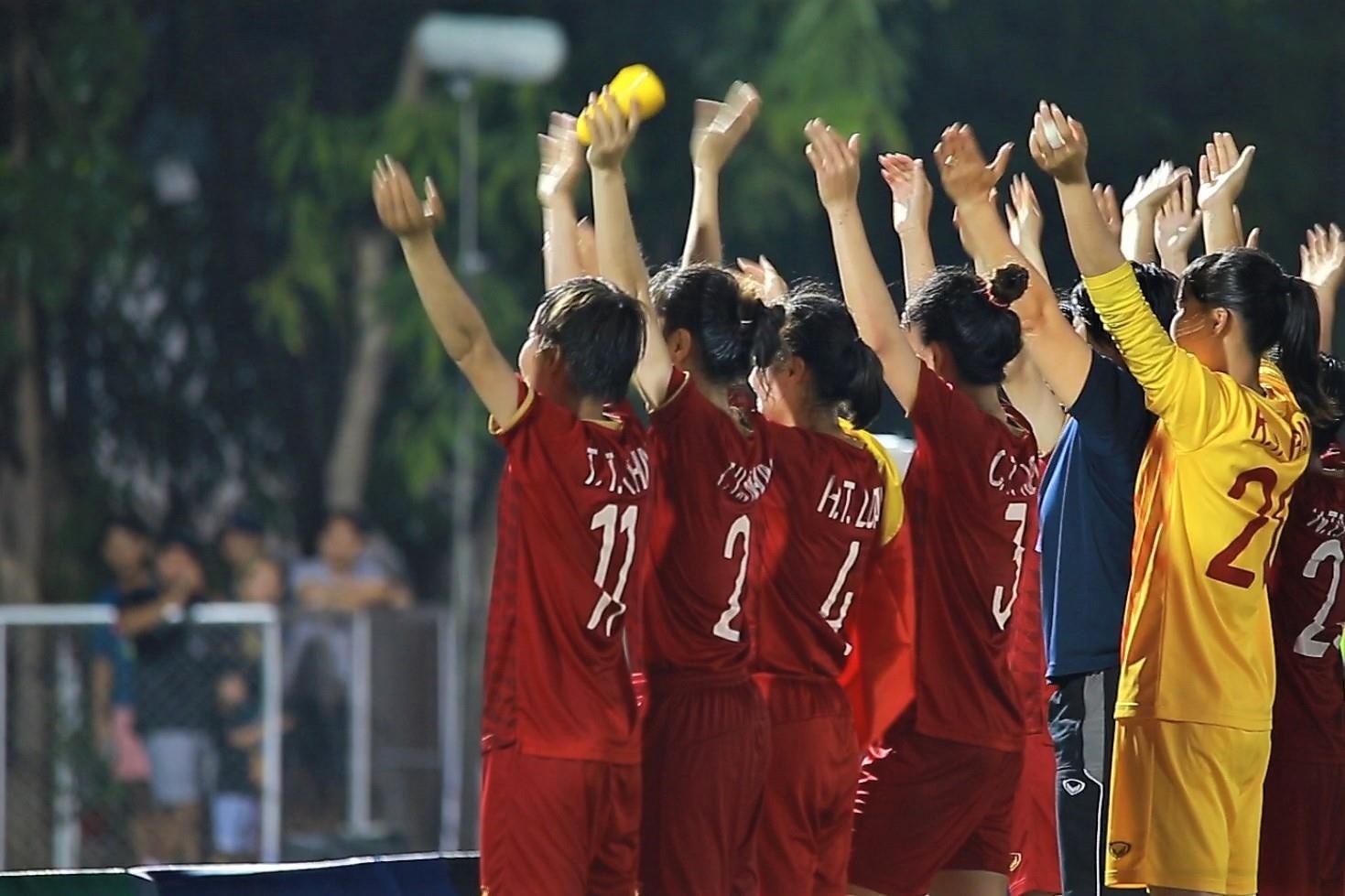 HLV Mai Duc Chung cam kich vi nhieu khan gia co vu tuyen nu hinh anh