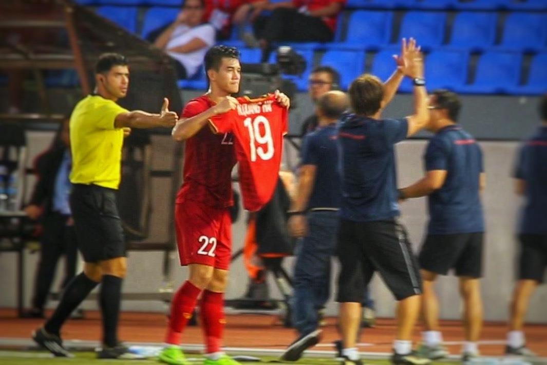 Tien Linh cam ao dau cua Quang Hai sau khi ghi ban hinh anh