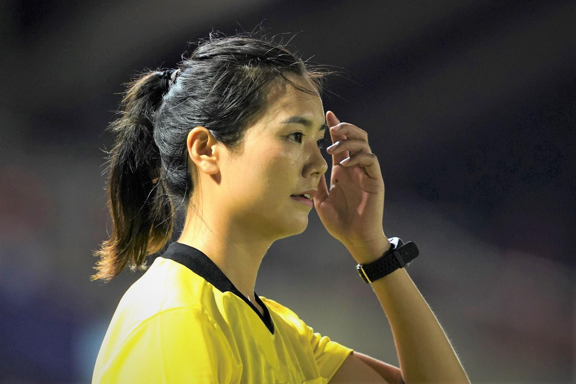 Trong tai xinh dep lam nhiem vu o tran tuyen nu Viet Nam - Philippines hinh anh