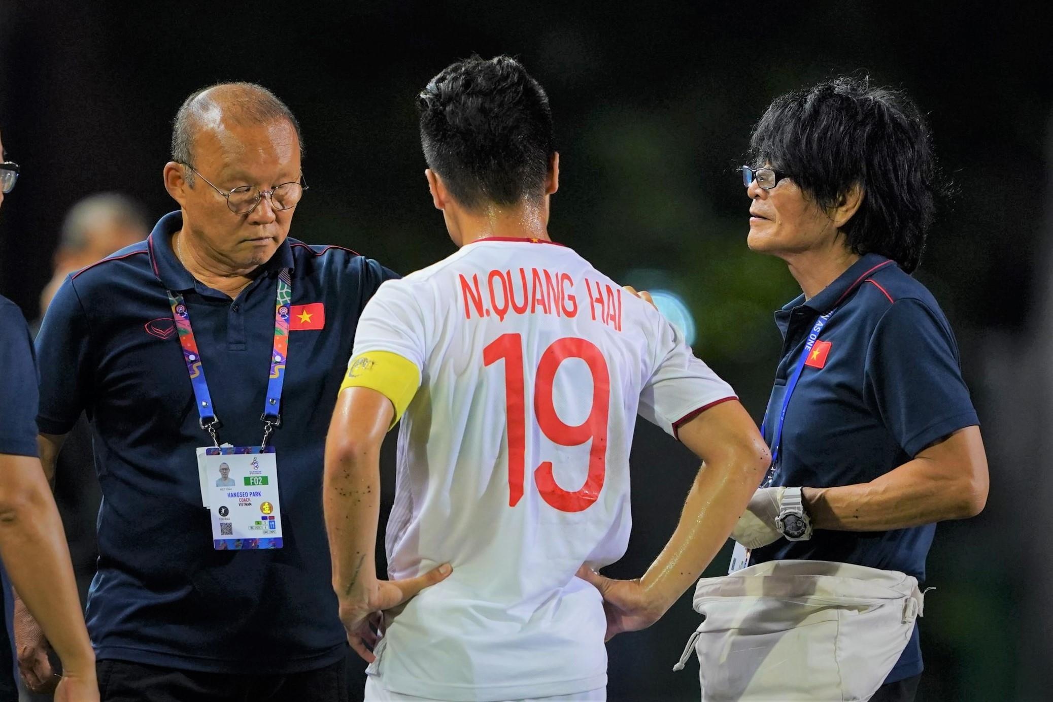 HLV Park trao doi voi nhieu cau thu truoc ban ket SEA Games hinh anh