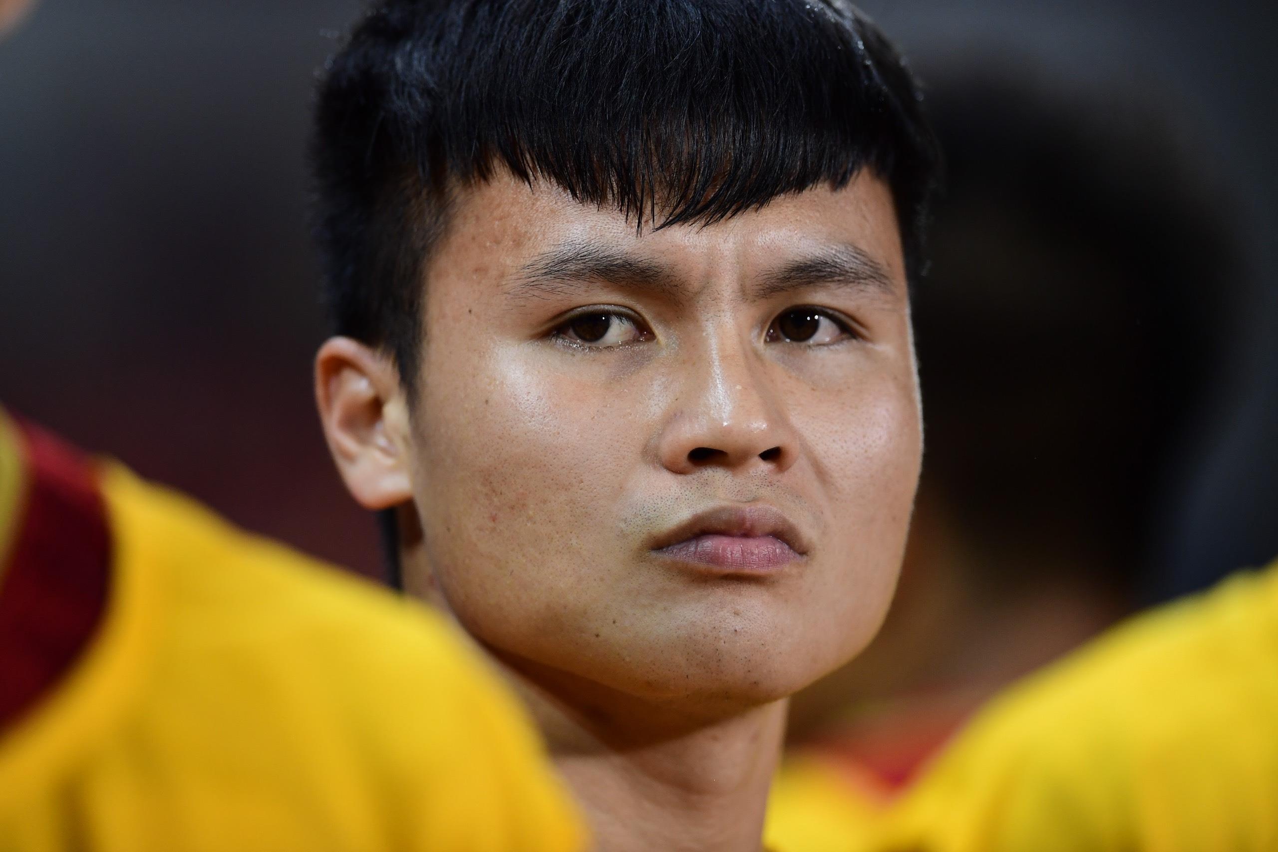 Quang Hai bang dui co vu dong doi hinh anh