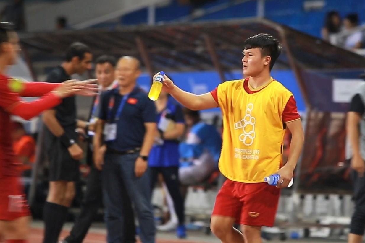 Quang Hai ra san tiep nuoc dong doi du dang chan thuong hinh anh