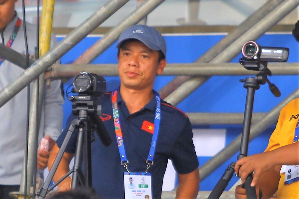 Tro ly HLV Park theo doi tran U22 Indonesia va Myanmar hinh anh