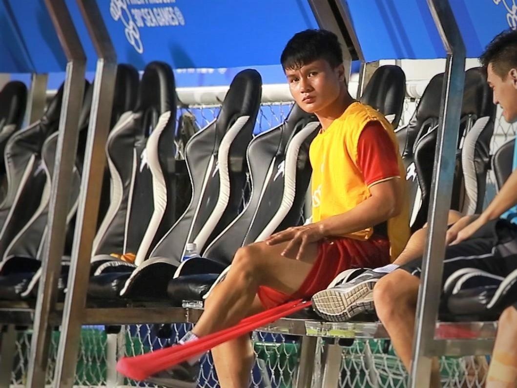 Quang Hai tap nhe trong gio nghi tran dau voi U22 Campuchia hinh anh