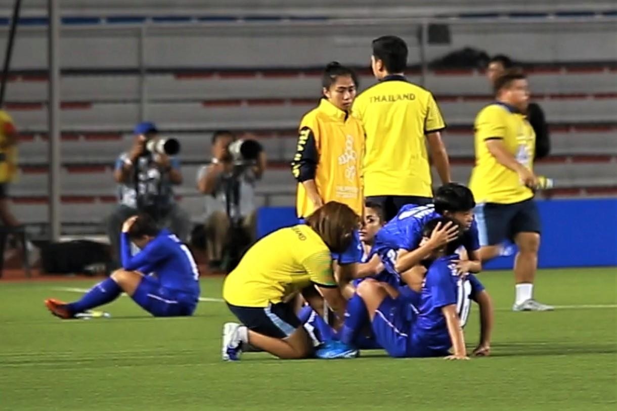 Tuyen nu Thai Lan do guc xuong san sau tran chung ket hinh anh