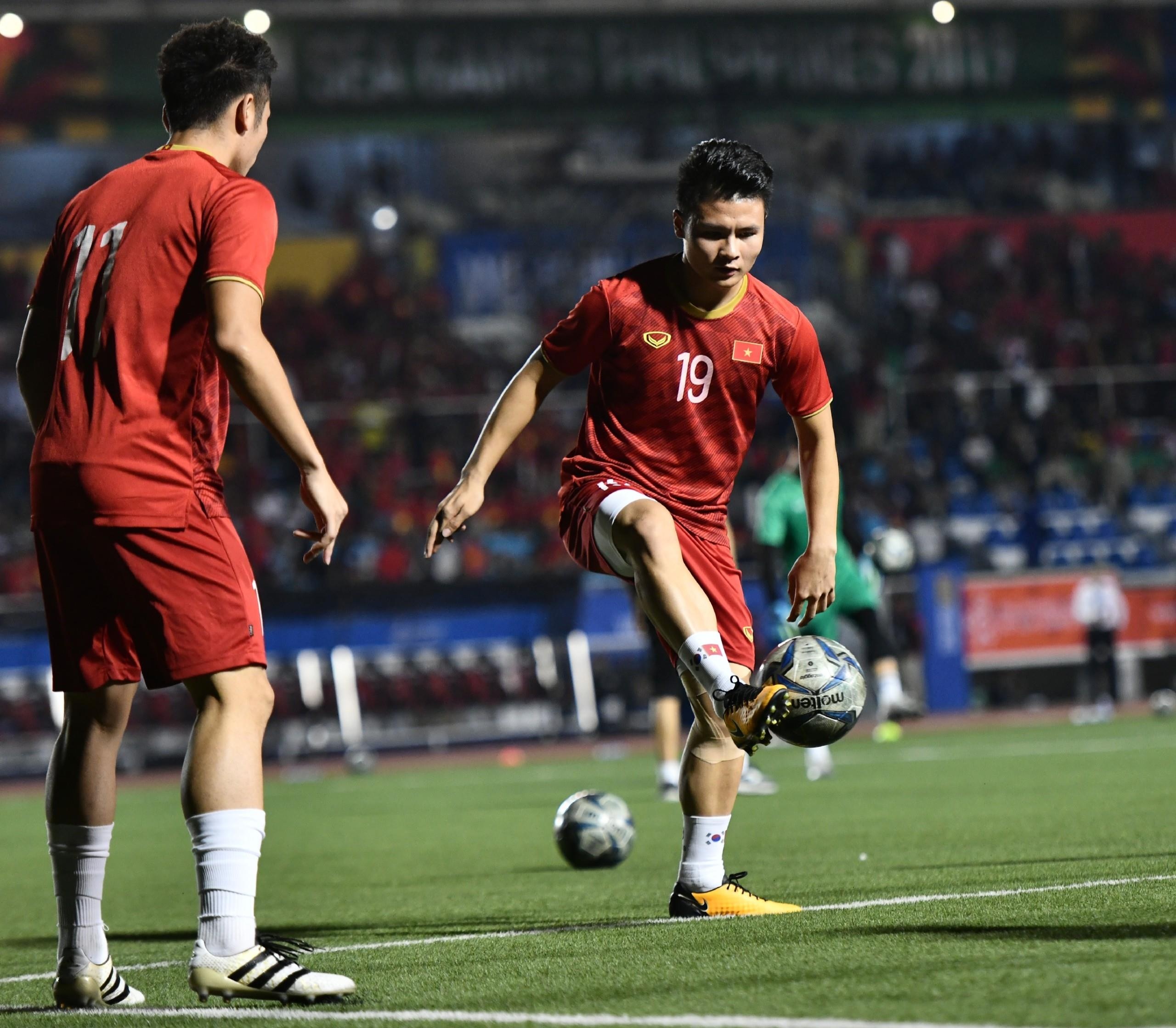 Quang Hai ra san khoi dong cung dong doi hinh anh