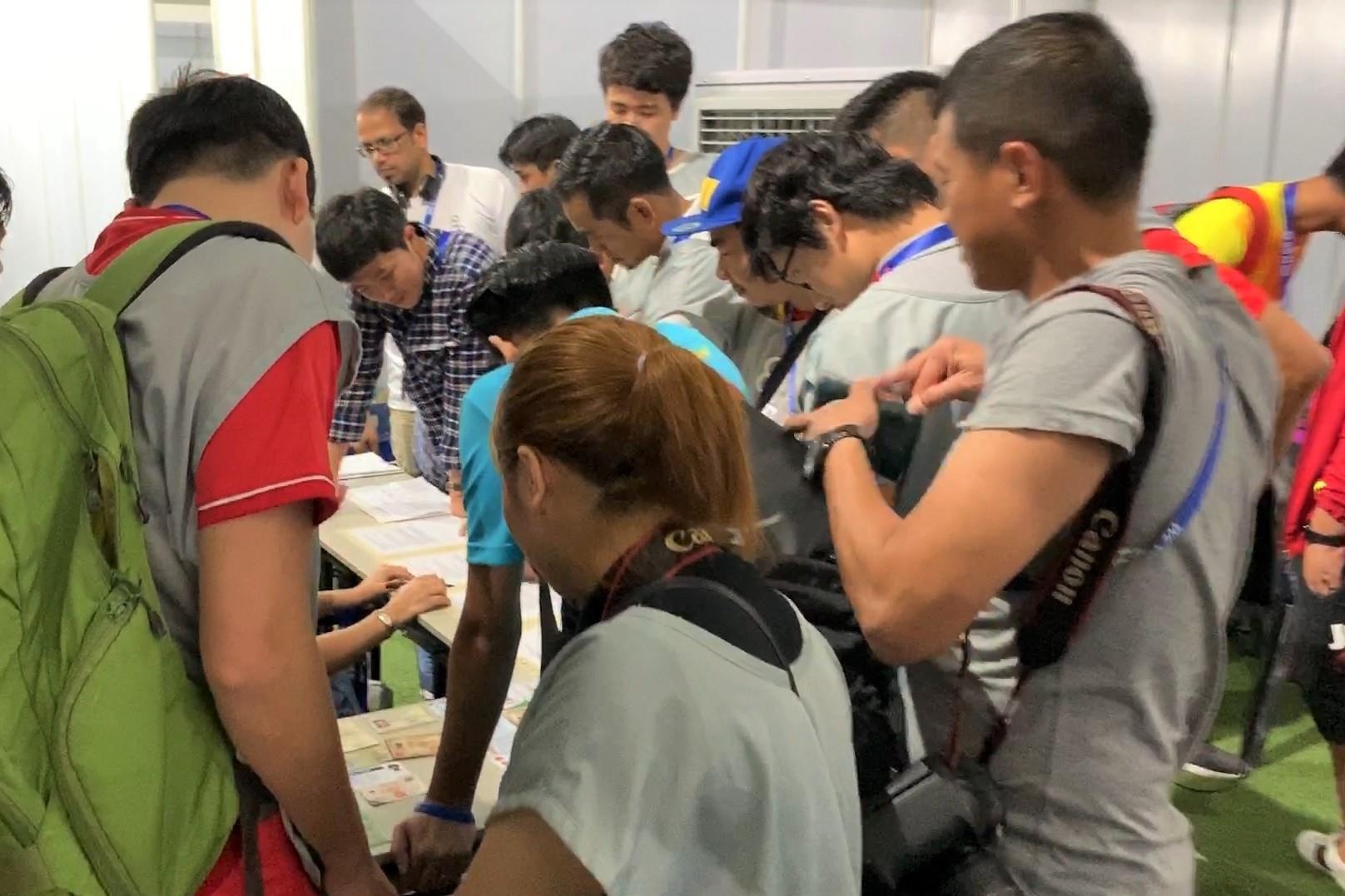 Phong vien xep hang lay the tac nghiep tran chung ket SEA Games hinh anh