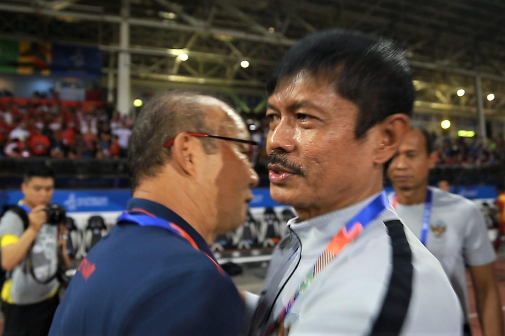 HLV Park om ong Indra Sjafri khi tran dau sap bat dau hinh anh