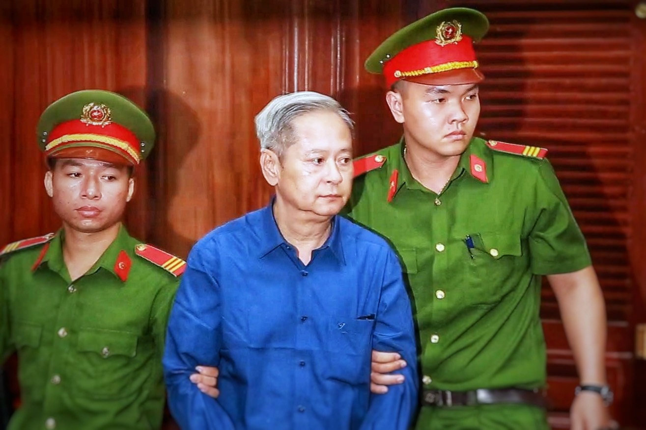 Ong Nguyen Huu Tin bac trang toc ngay hau toa hinh anh