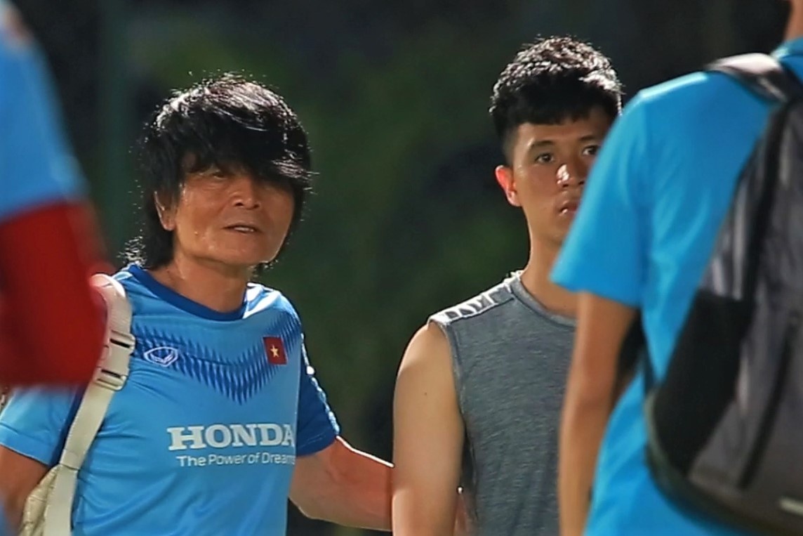 Dinh Trong gap rieng bac si Choi sau tran thua Bahrain hinh anh