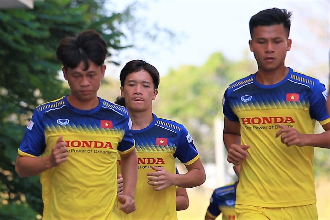 HLV Park cung cac cau thu chay bo quanh khach san hinh anh