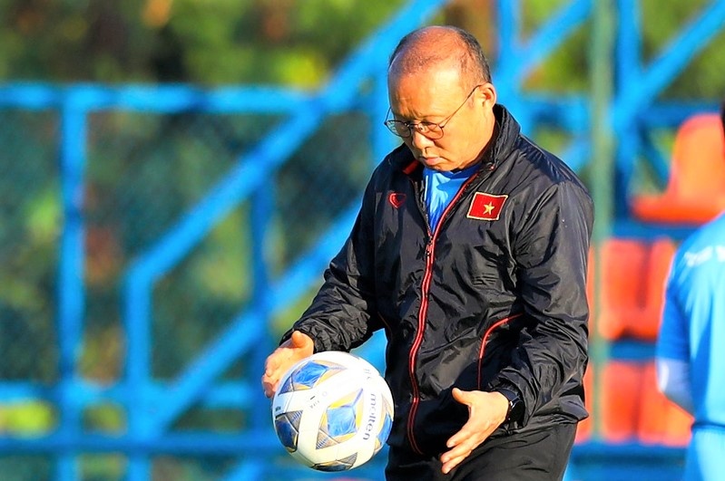 HLV Park kiem tra qua bong moi trong buoi tap cua U23 Viet Nam hinh anh