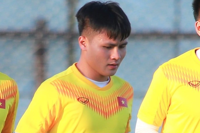 Quang Hai xu ly bong dang cap tren san tap hinh anh