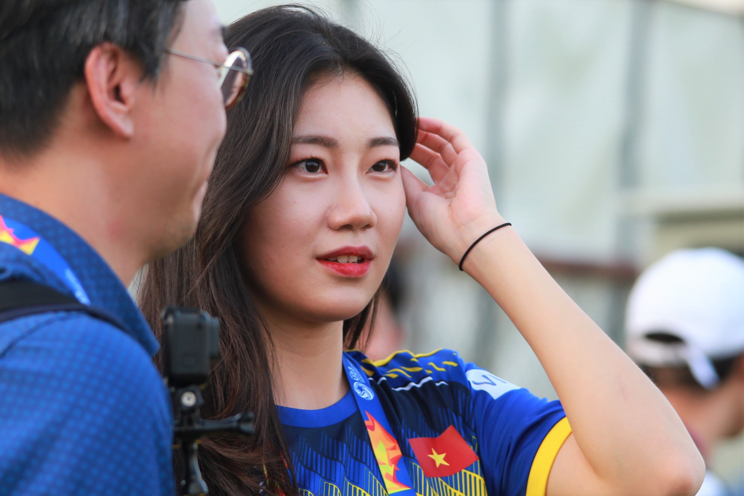 Nu phong vien Han Quoc tac nghiep tai buoi tap U23 Viet Nam hinh anh