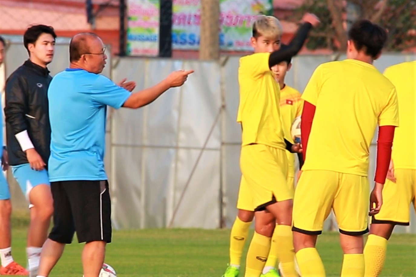 HLV Park huong dan ky thuat cho cac cau thu o buoi tap hinh anh