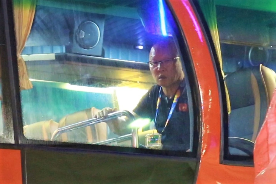 HLV Park buc doc vi xe buyt tuyen U23 bi chan loi ra hinh anh