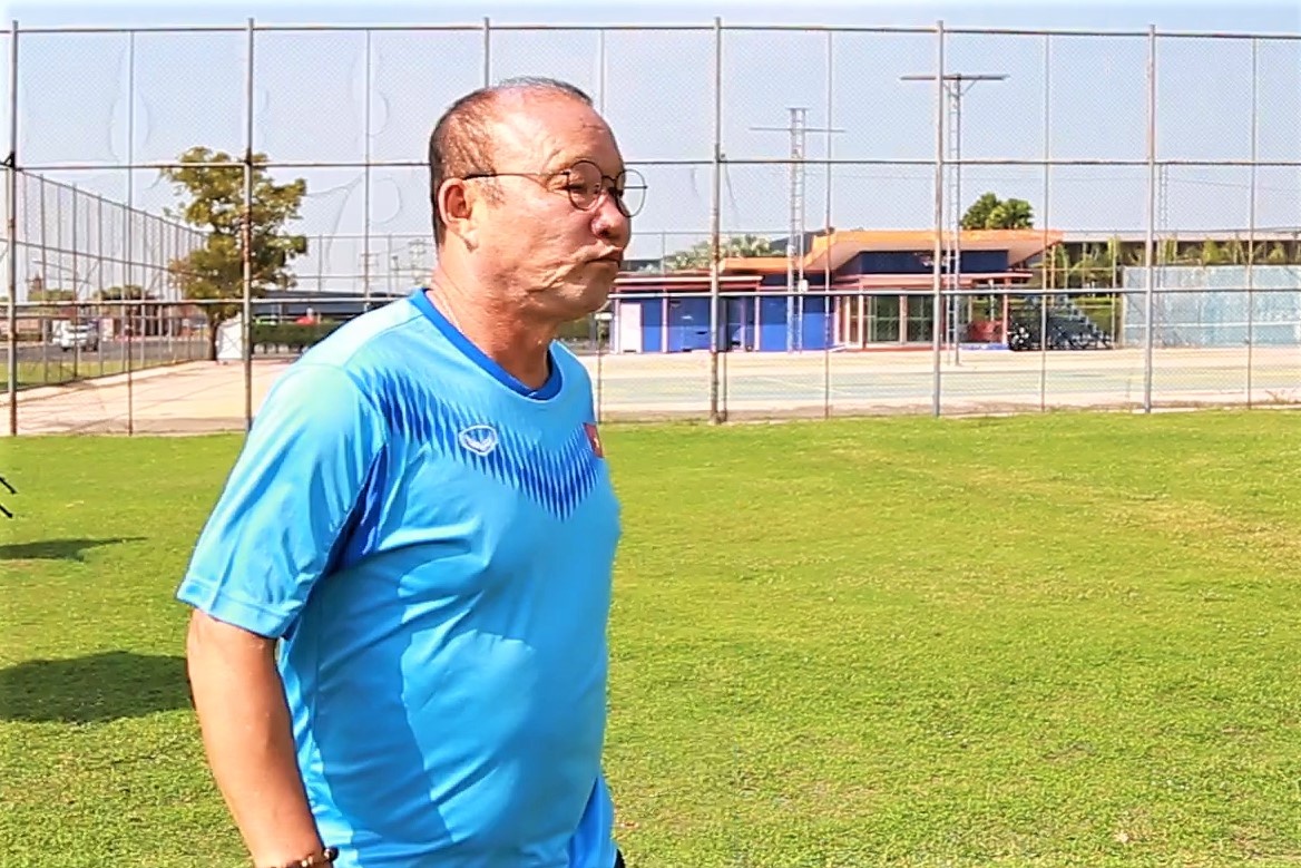 HLV Park di bo den san tap truoc tran gap U23 Jordan hinh anh