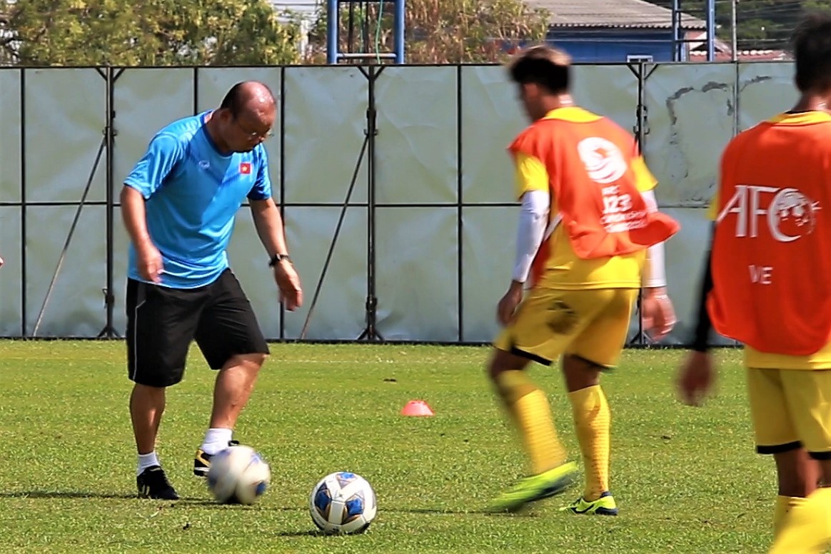 HLV Park di bong lam mau cho cau thu tap luyen hinh anh