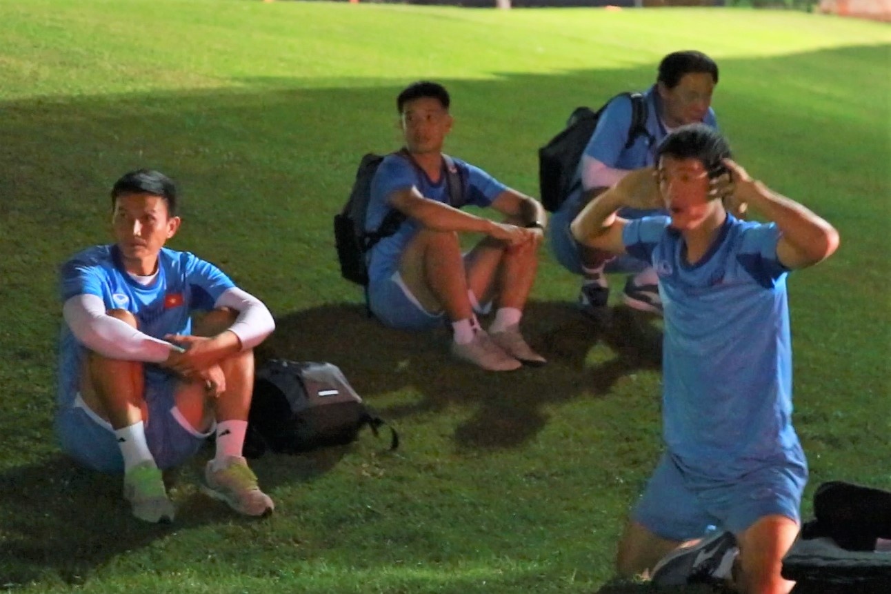 Phut thu gian hiem hoi cua cac tro ly U23 Viet Nam hinh anh