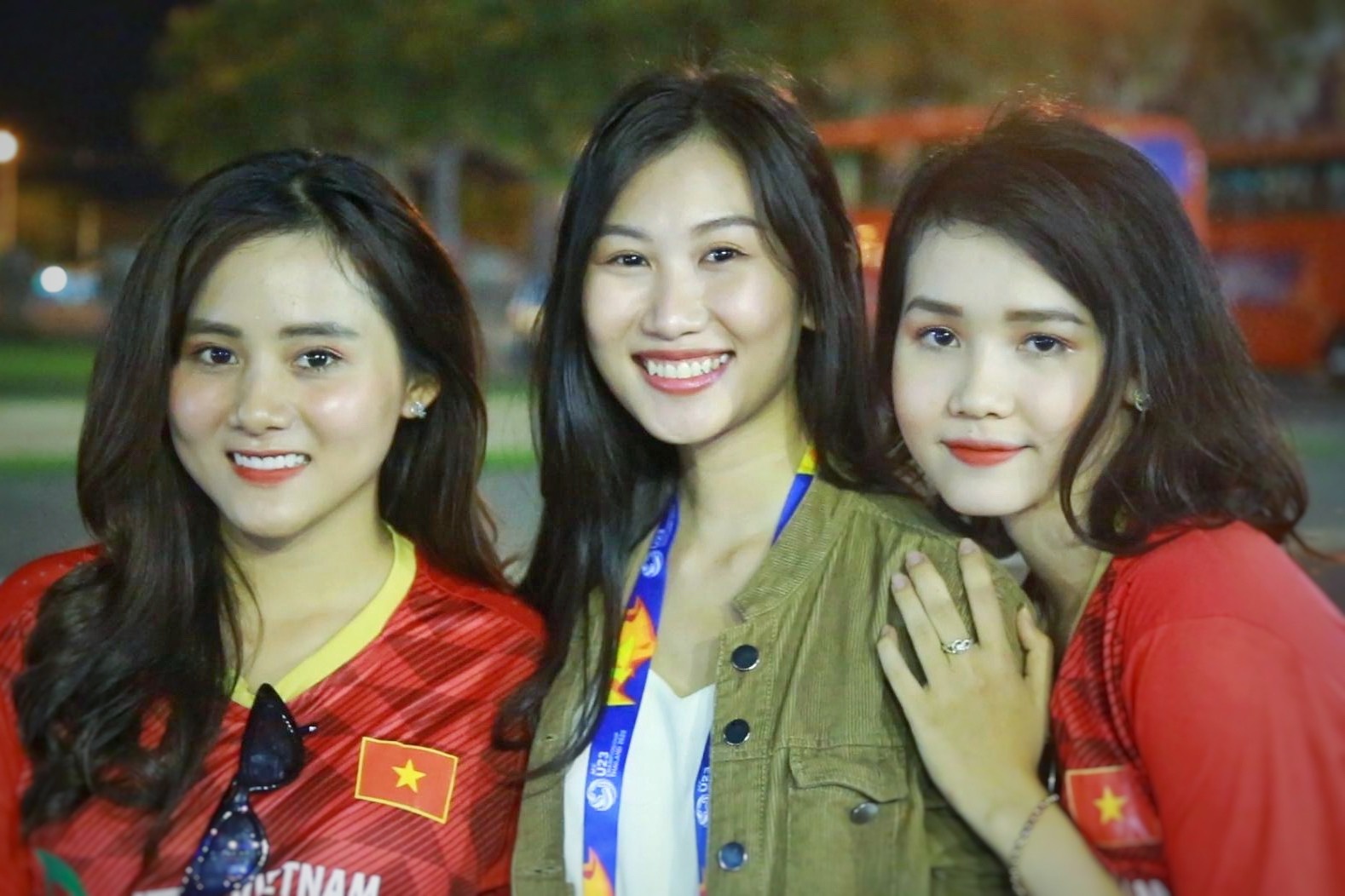 Fan nu xinh dep co vu U23 Viet Nam gianh chien thang hinh anh