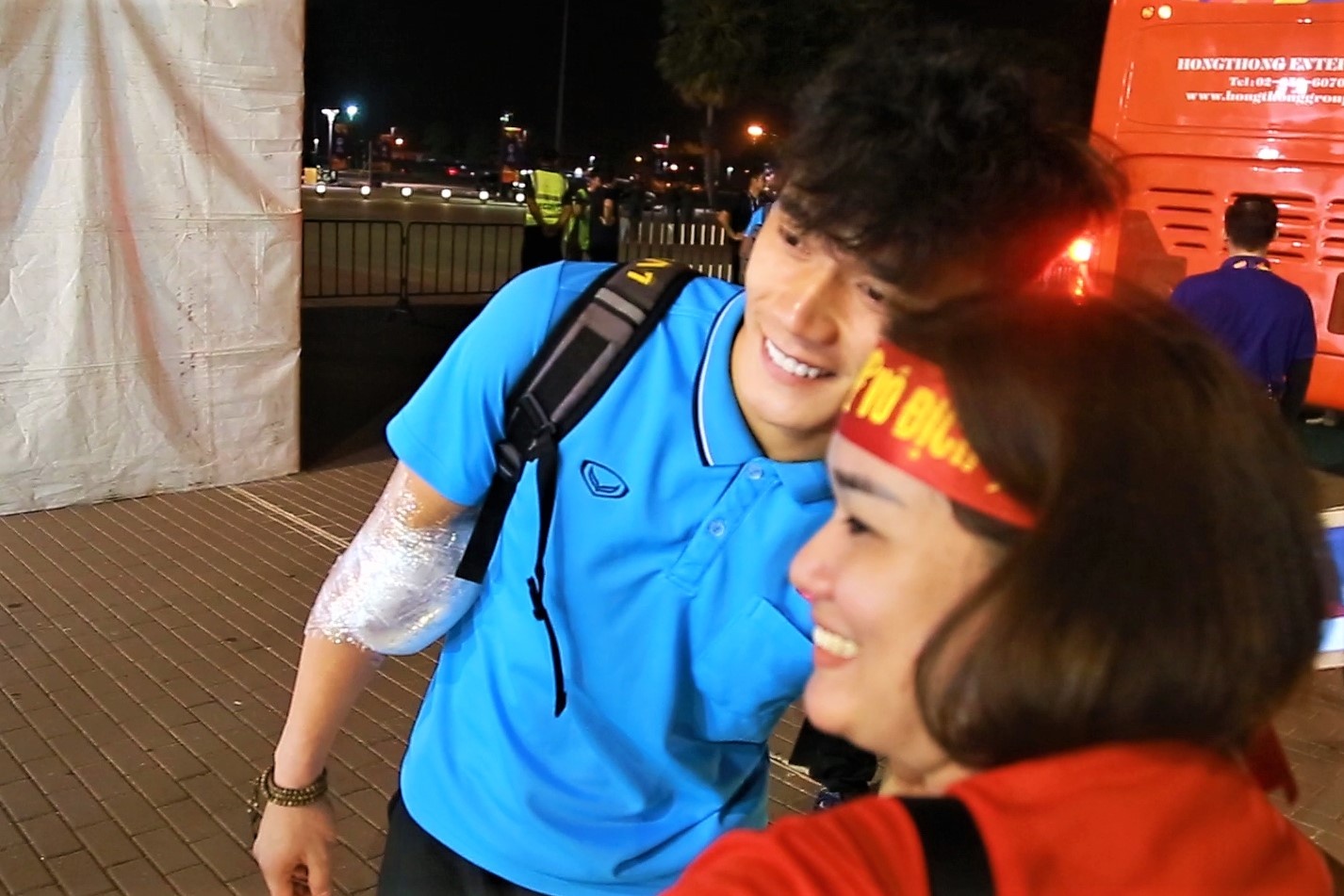 Tien Dung, Quang Hai chup anh voi CDV hinh anh