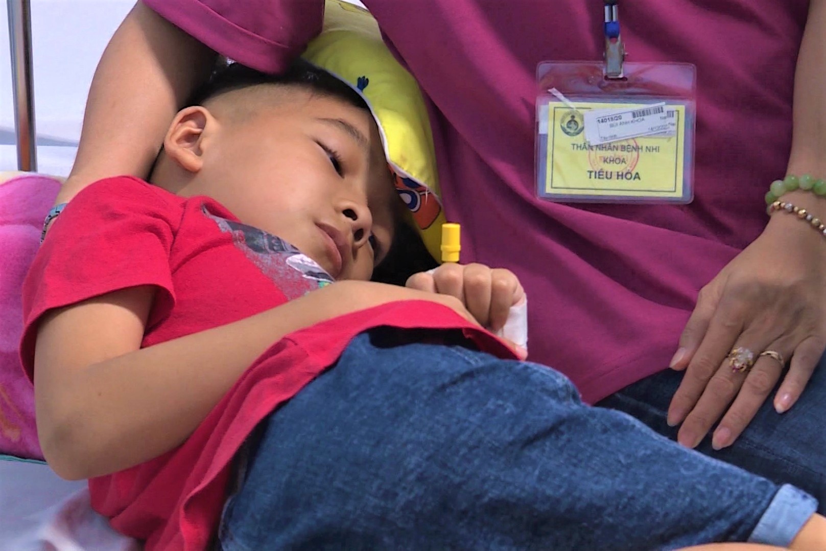 Can kiem tra suc khoe cua nguoi che bien thuc an cho tap the hinh anh