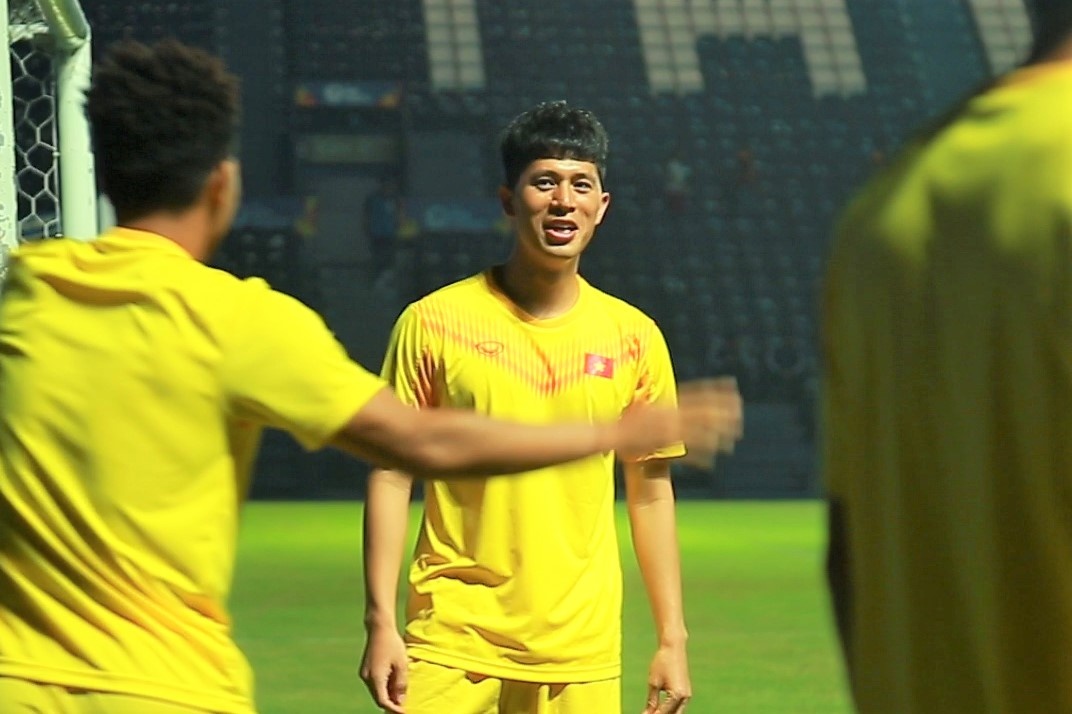 CDV co vu nhiet tinh khi U23 Viet Nam khoi dong hinh anh