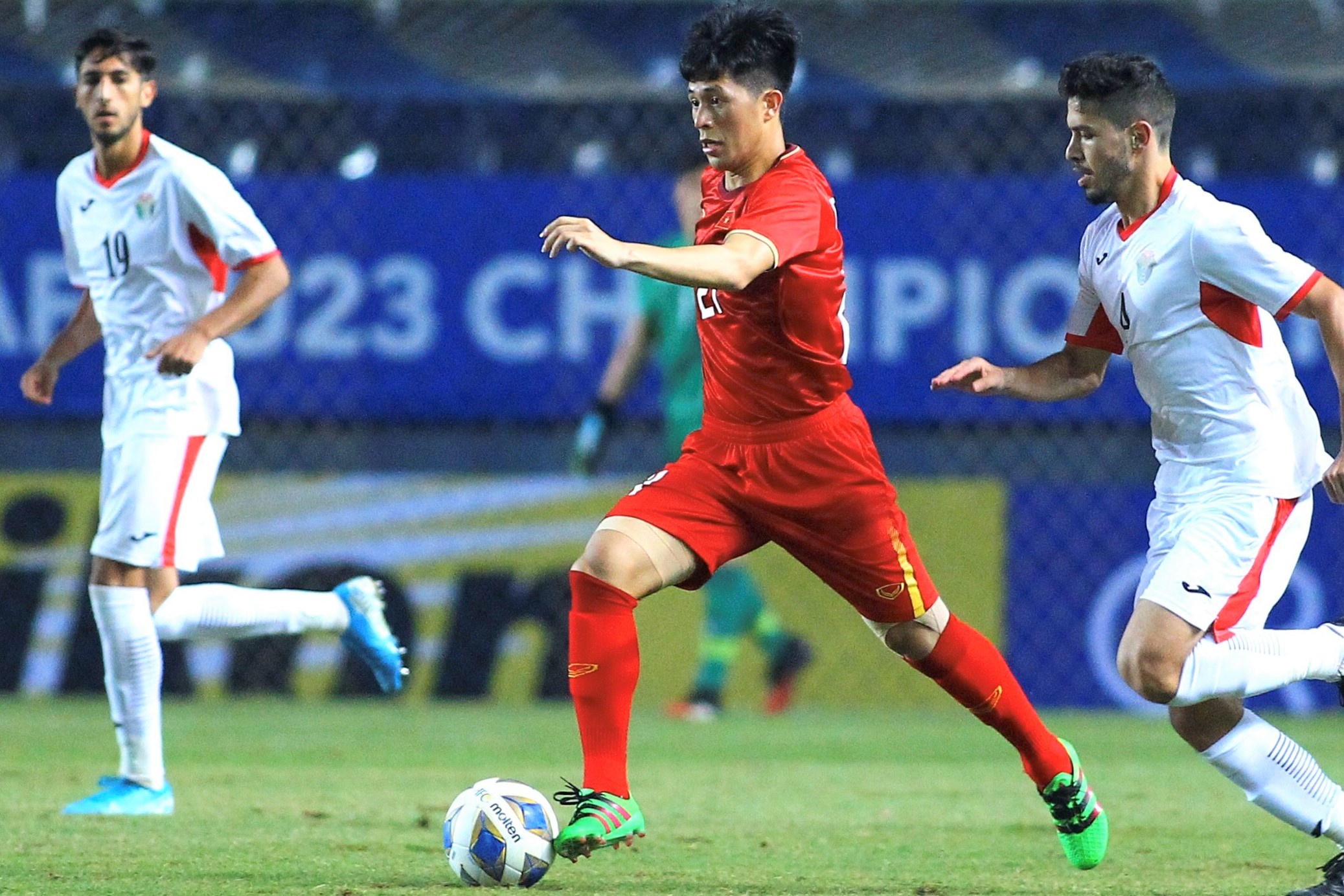 Dinh Trong choi tot khi vao san trong tran dau voi U23 Jordan hinh anh