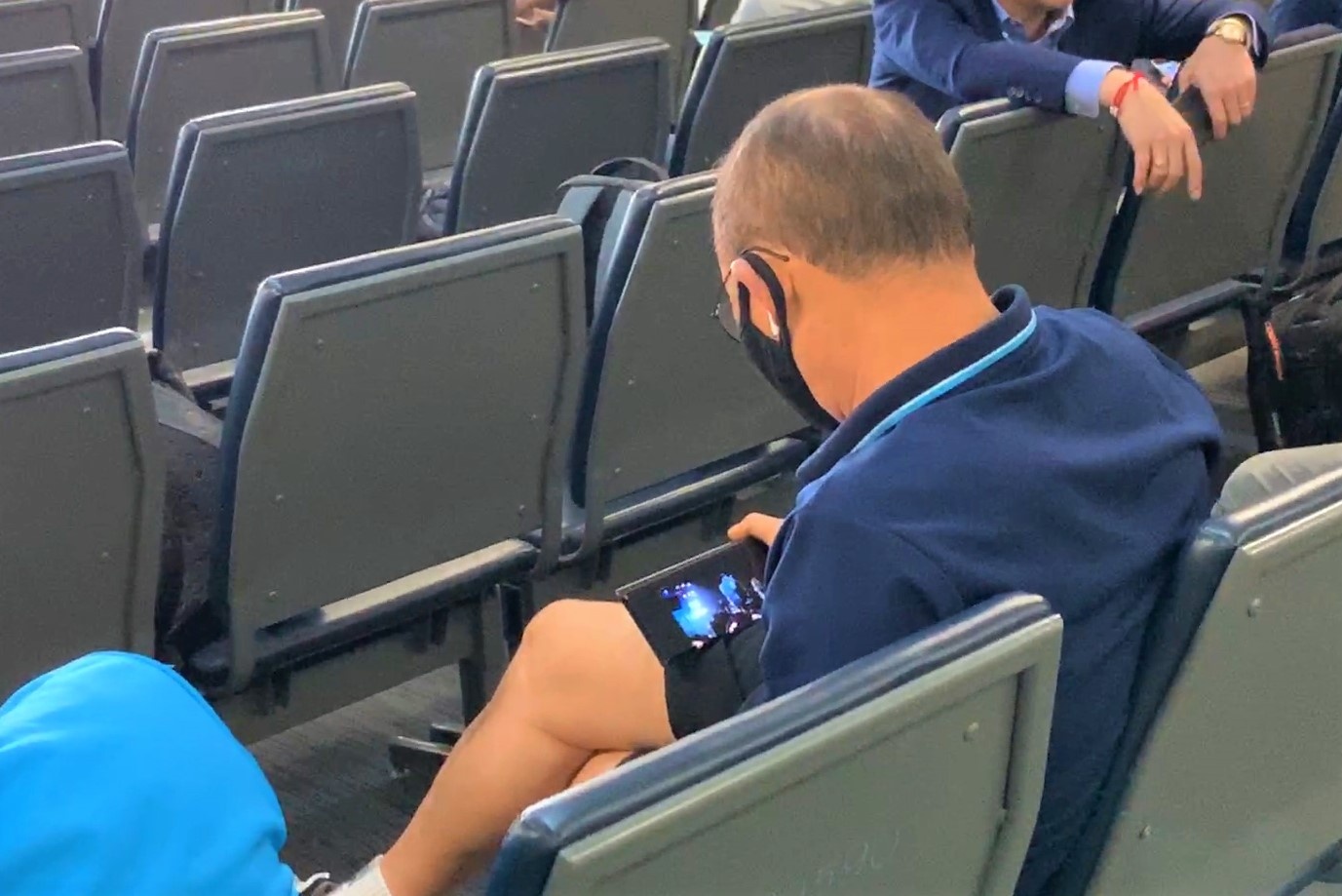 HLV Park nghe nhac cho chuyen bay di Bangkok hinh anh