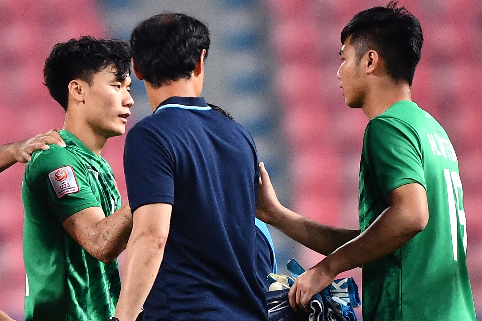 Bui Tien Dung duoc Van Toan va BHL dong vien sau khi mac loi hinh anh