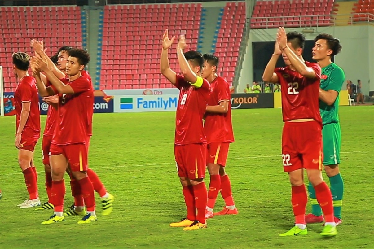 CDV vo tay an ui U23 Viet Nam sau tran dau hinh anh